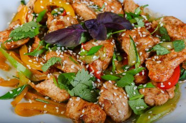 Lezzetli tavada kızartılmış tavuk