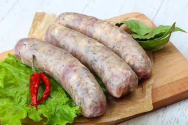 Yemek pişirmek için çiğ sosis