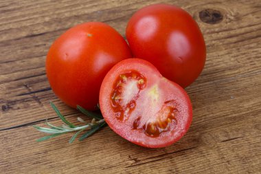 Taze olgun domatesler