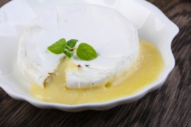 Pişmiş brie peyniri