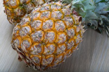 İki küçük ananas