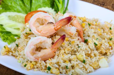 Karidesli kızarmış pirinç.