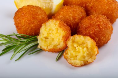 Sıcak sulu peynir topları