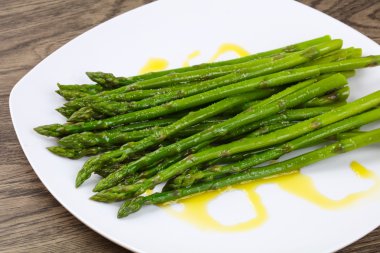 Zeytinyağı ile haşlanmış kuşkonmaz 