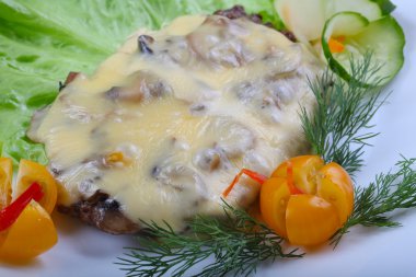 Peynir ve mantar soslu domuz eti