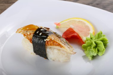 Yılan balığı ile geleneksel Sushi