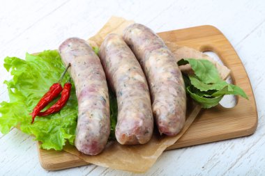 Yemek pişirmek için çiğ sosis