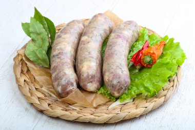 Yemek pişirmek için çiğ sosis