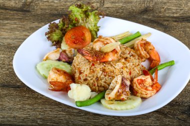 Kızarmış pilav ve deniz ürünleri.