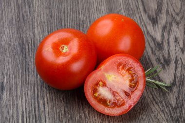 Taze olgun domatesler