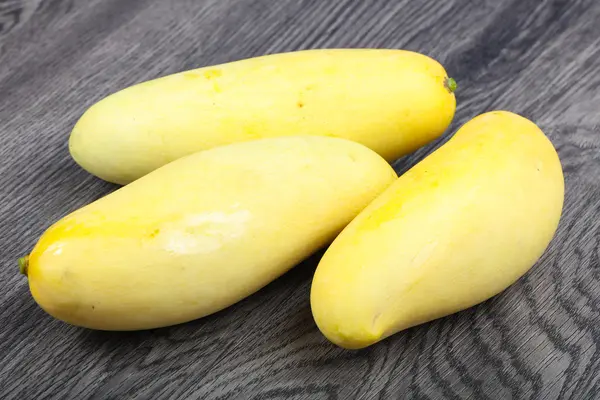Fresh ripe Yellow mangoes — Stock Photo, Image