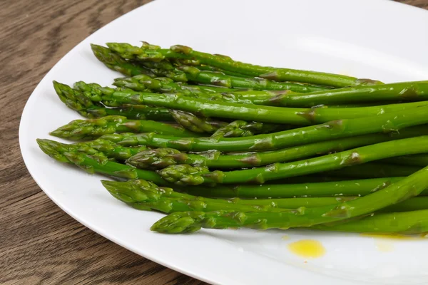 Gekookte asperges met olijfolie — Stockfoto