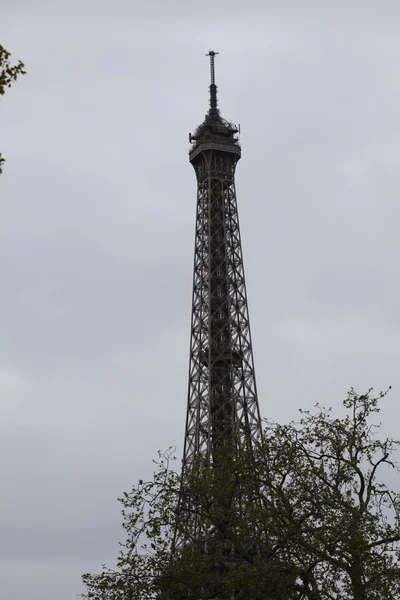 Ейфелева вежа в похмурий день — стокове фото