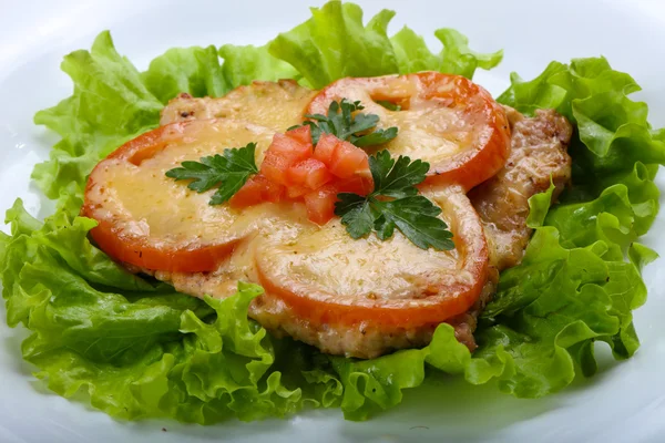 Cerdo al horno con tomate y queso — Foto de Stock