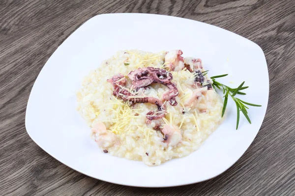 Leckeres Risotto mit Tintenfisch — Stockfoto