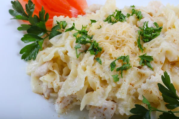 Tavuk ile makarna Farfalle