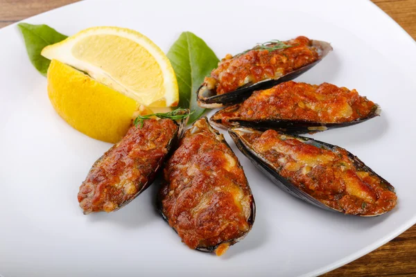 Mejillones al horno con hojas de laurel —  Fotos de Stock