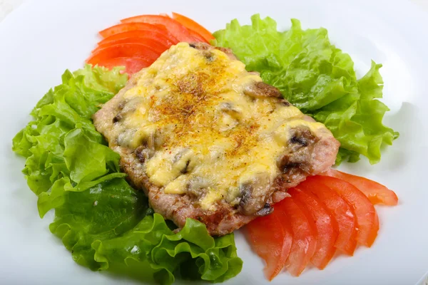 Schweinesteak mit Pilzen und Käse — Stockfoto