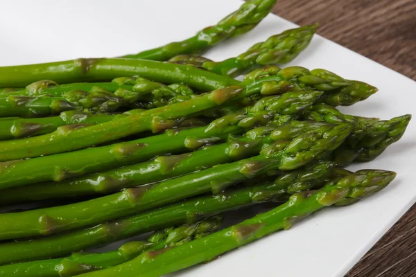 Boiled asparagus with olive oil — Stock Photo, Image