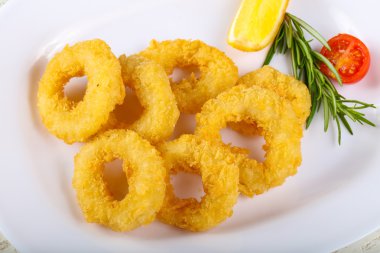 Kızarmış kalamar halkaları