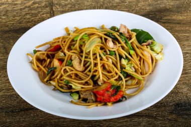 Deniz ürünleri ile Asya makarna