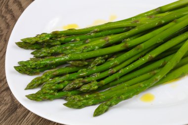 Zeytinyağı ile haşlanmış kuşkonmaz