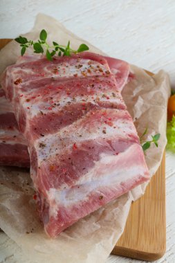Çiğ domuz kaburgası