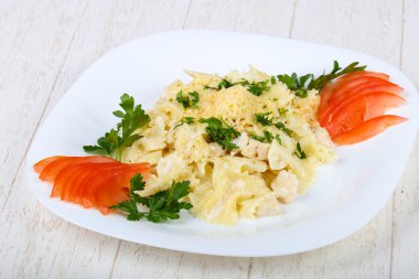 Tavuk ile makarna Farfalle