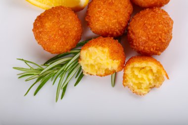 Sıcak sulu peynir topları