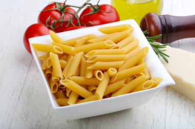 Kabın içinde ham penne