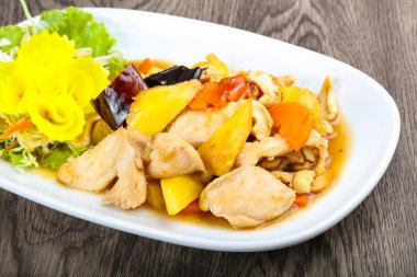 Ananas ve cahew ile fındık tavuk