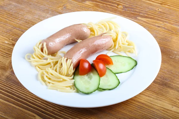 Dzieci spaghetti z kiełbasy — Zdjęcie stockowe