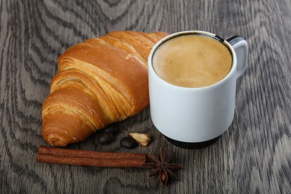 Koffie met verse croissants — Stockfoto