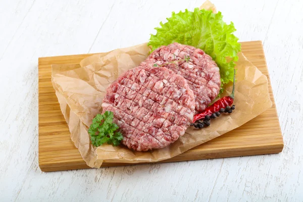 Kotlety z surowego burger — Zdjęcie stockowe