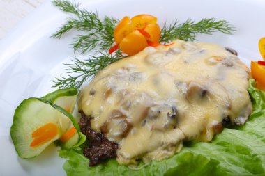 Peynir ve mantar soslu domuz eti