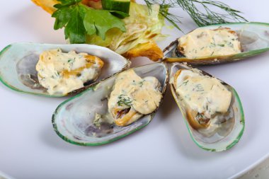 Krema soslu fırında midye