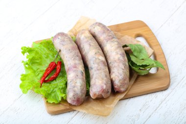 Yemek pişirmek için çiğ sosis