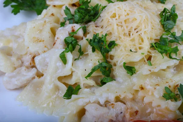 Leckere Pasta mit Huhn — Stockfoto