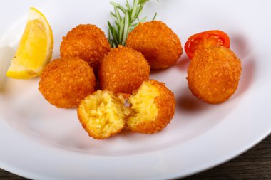 Sıcak sulu peynir topları