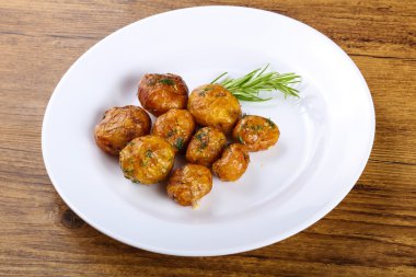 Genç fırında patates