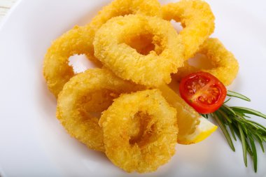 Kızarmış kalamar halkaları