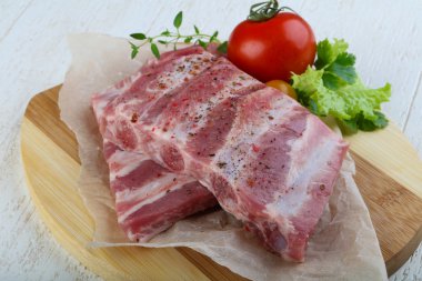 Çiğ domuz kaburgası