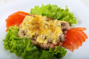 Domuz eti biftek mantar ve peynir ile