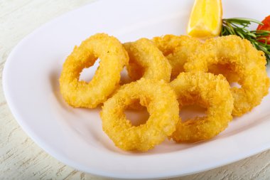 Kızarmış kalamar halkaları