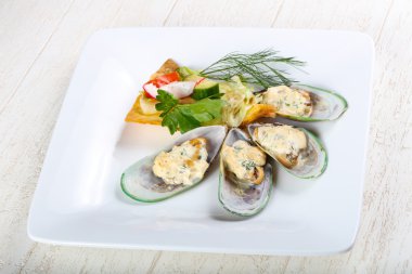 Krema soslu fırında midye