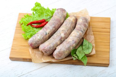 Yemek pişirmek için çiğ sosis