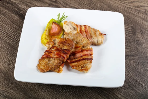 Carne de porco assada bacon embrulhado — Fotografia de Stock