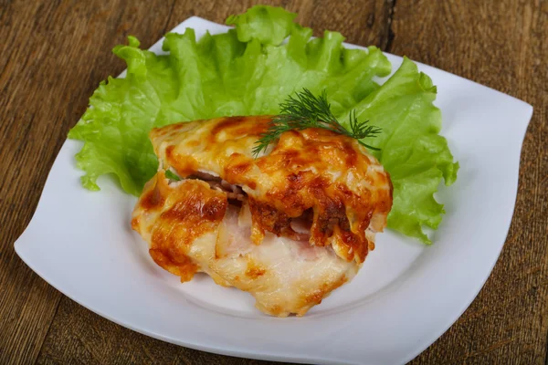 Hühnerbrust mit Käse gebacken — Stockfoto