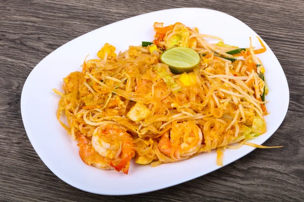 Traditionella Pad Thai med räkor — Stockfoto