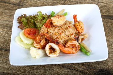 Kızarmış pilav ve deniz ürünleri.